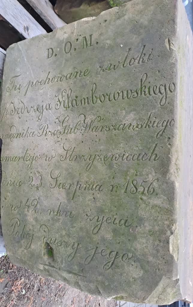 Zabytkowy nagrobek odkopany na cmentarzu w Kiełczewicach 2 397965261_758920846263434_9096830602043943430_n.jpg