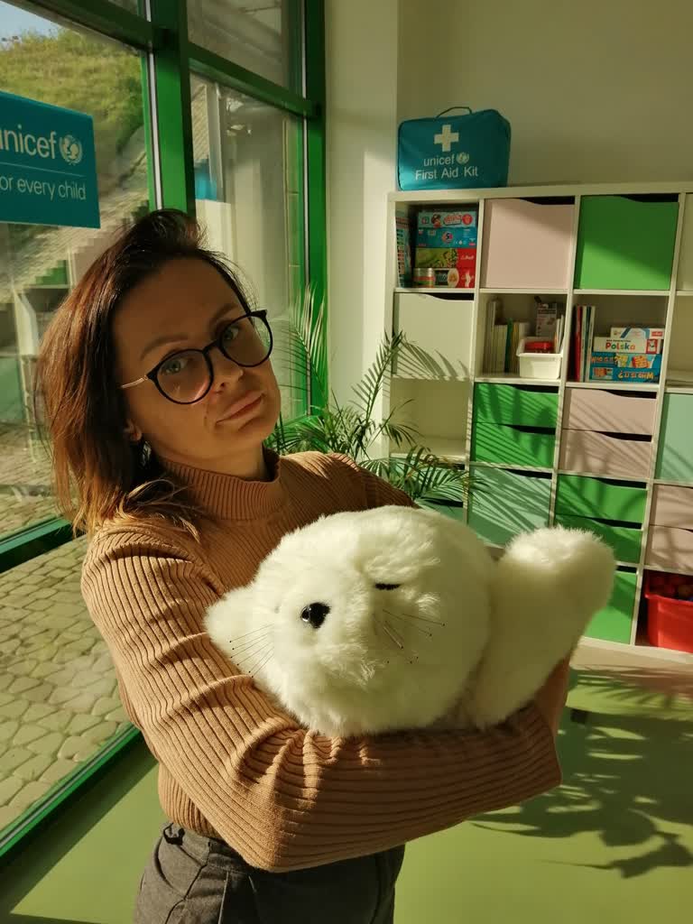 Można się do niej przytulić i nawiązać nowe relacje. Foka "Paro" integruje 2 398967573_297754469757946_7741660456827062256_n.jpg