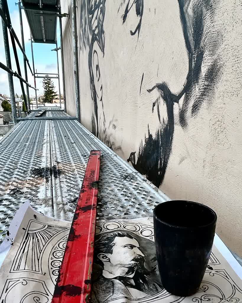 Mural z Sienkiewiczem. Patron szkoły na wyciągnięcie ręki 2 405766543_18245026492238188_4452905273631861200_n.jpg