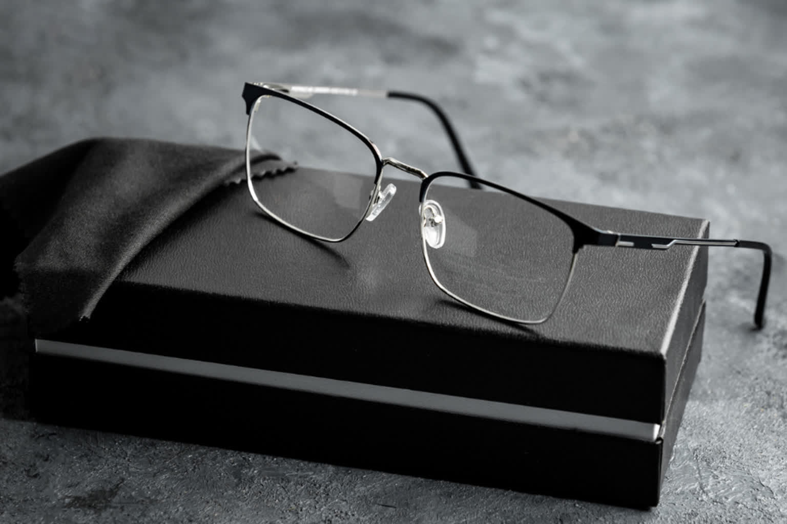 Oprawki do okularów – połączenie funkcjonalności z estetyką 2 oprawki-do-okularow.png