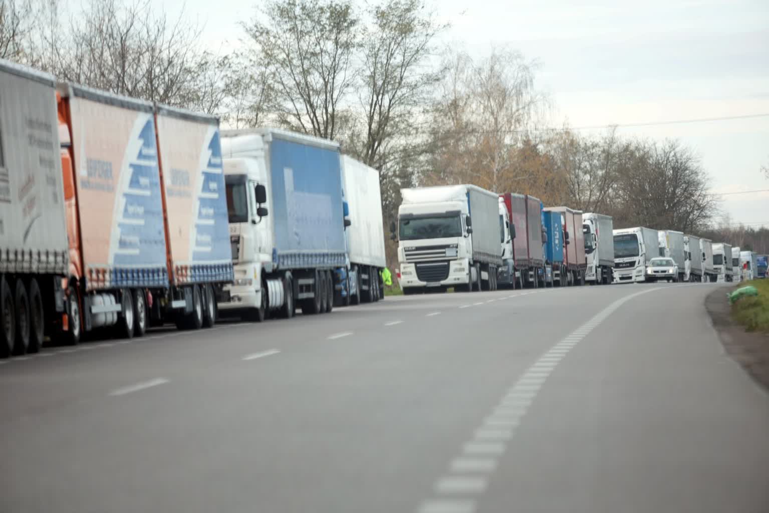 Kolejny dzień protestów na wschodniej granicy. Blisko 1,2 tys. TIR-ów czeka na wyjazd z kraju 2 pm_KOLEJKA-081123-008.jpg