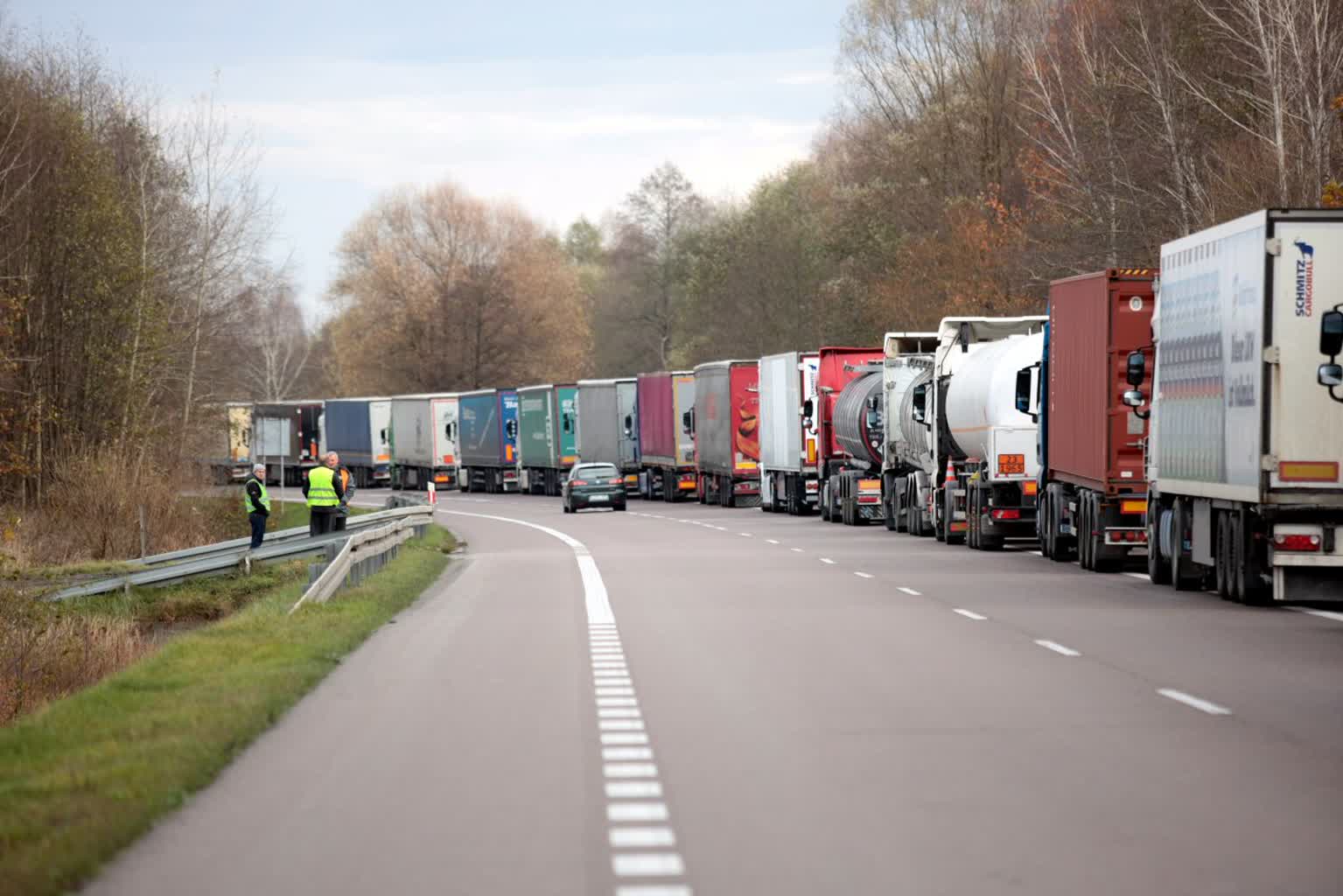 Protest na wschodniej granicy. Ponad 1 tys. ciężarówek czeka na wyjazd z kraju 2 pm_KOLEJKA-081123-011.jpg