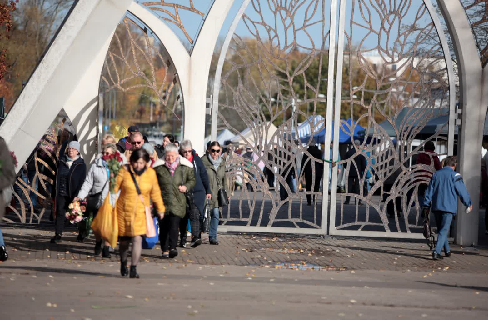 Nostalgia i zaduma. Lublinianie pamiętają o grobach bliskich 2 pm_majdaneksprzatanie-301023-036-2023-10-30-194104.jpg