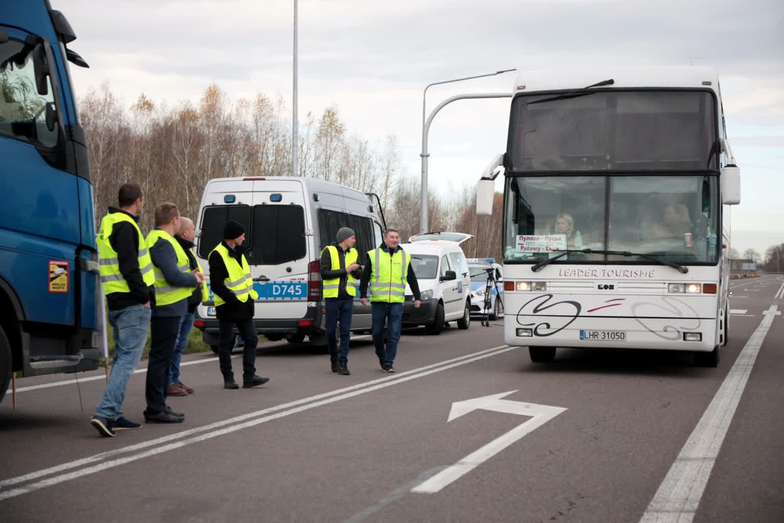 Kolejka ciężarówek coraz dłuższa. Protest przewoźników bez incydentów 2 pm_STRAJKDOROHUSK-081123-019.jpg