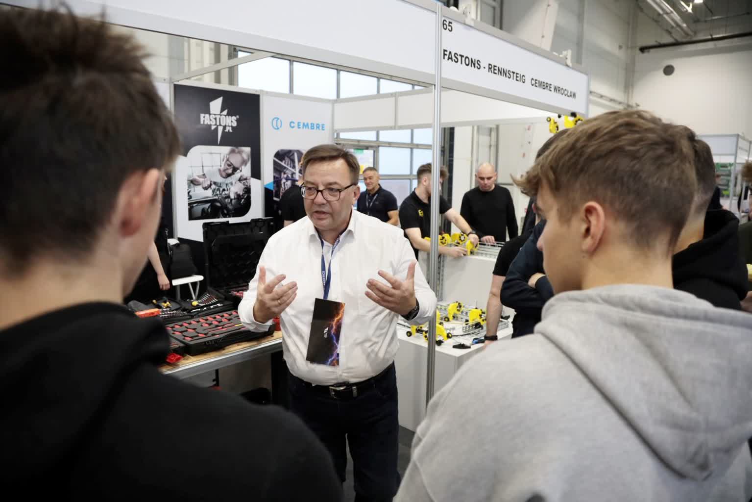 Prezes PGE Dystrybucja: wojna w Ukrainie pokazała, że bezpieczeństwo energetyczne jest kluczowe 2 pm_TARGI-211123-033.jpg