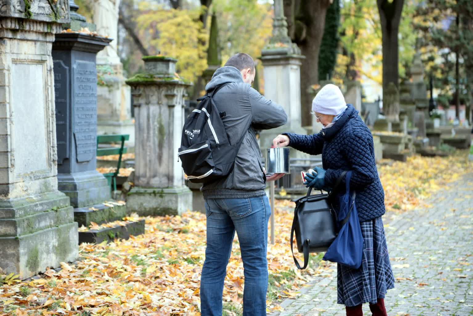 Lubelskie koszykarki dołączyły do kwesty przy ul. Lipowej 2 pm_wolontariuszecmentarz-011123-011-2023-11-01-153416.jpg