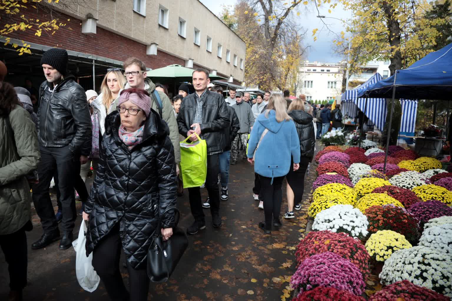 Wszystkich Świętych. Ruch w rejonie cmentarza na ul. Lipowej odbywa się płynnie 2 pm_WSZYSTKICHSWIETYCH-011123-055.jpg