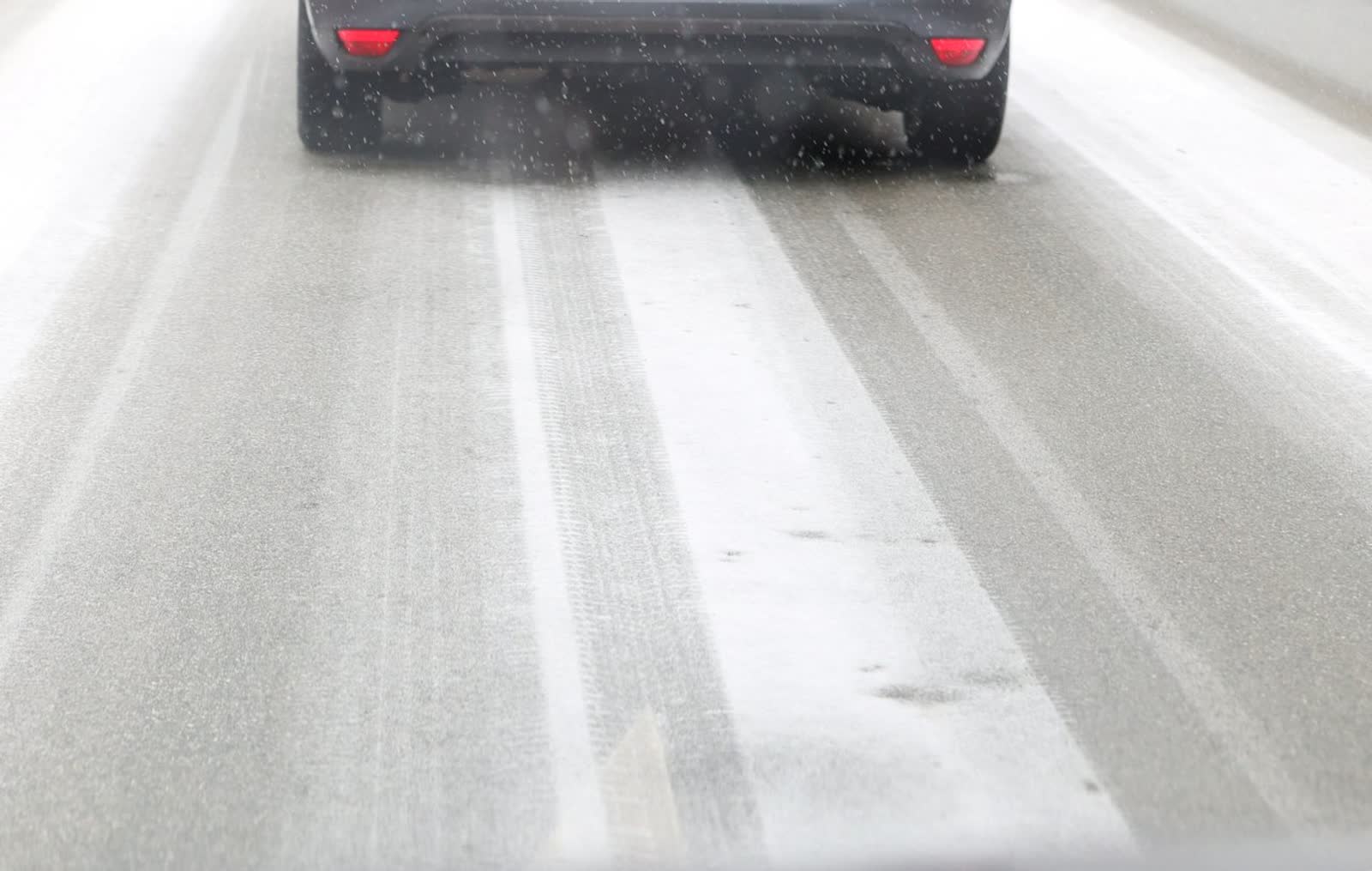 Uwaga kierowcy: trudne warunki na drogach gminnych i powiatowych 2 pm_ZIMA-281123-009.jpg