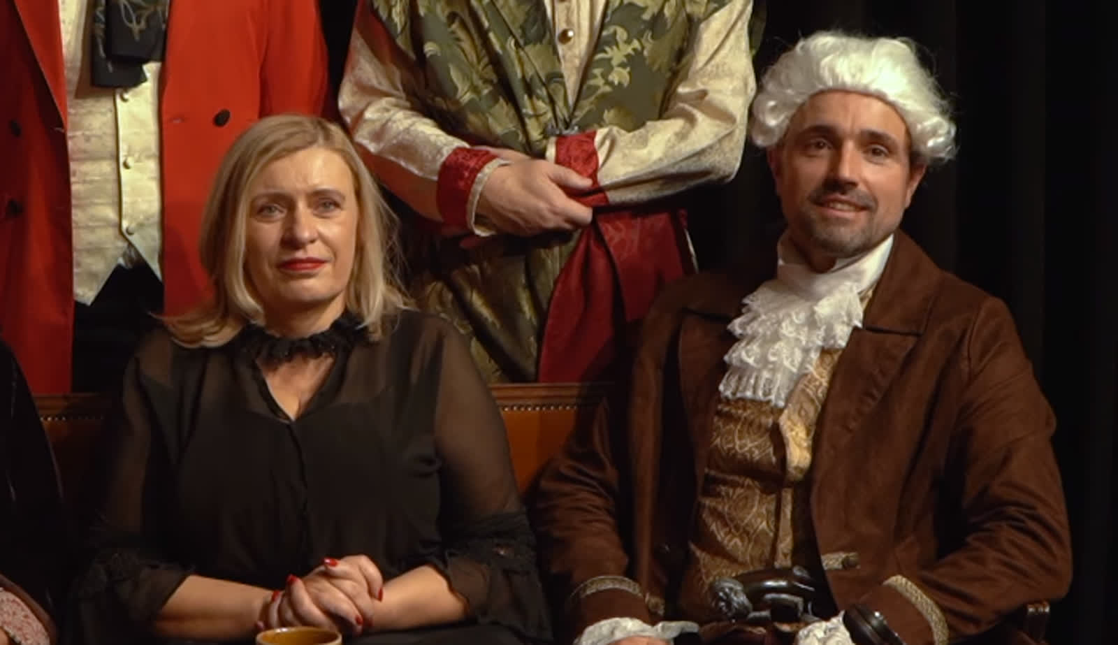 Występują i wspierają budowę szkoły. Bialscy urzędnicy w roli bohaterów "Zemsty" 2 zemsta 2.png