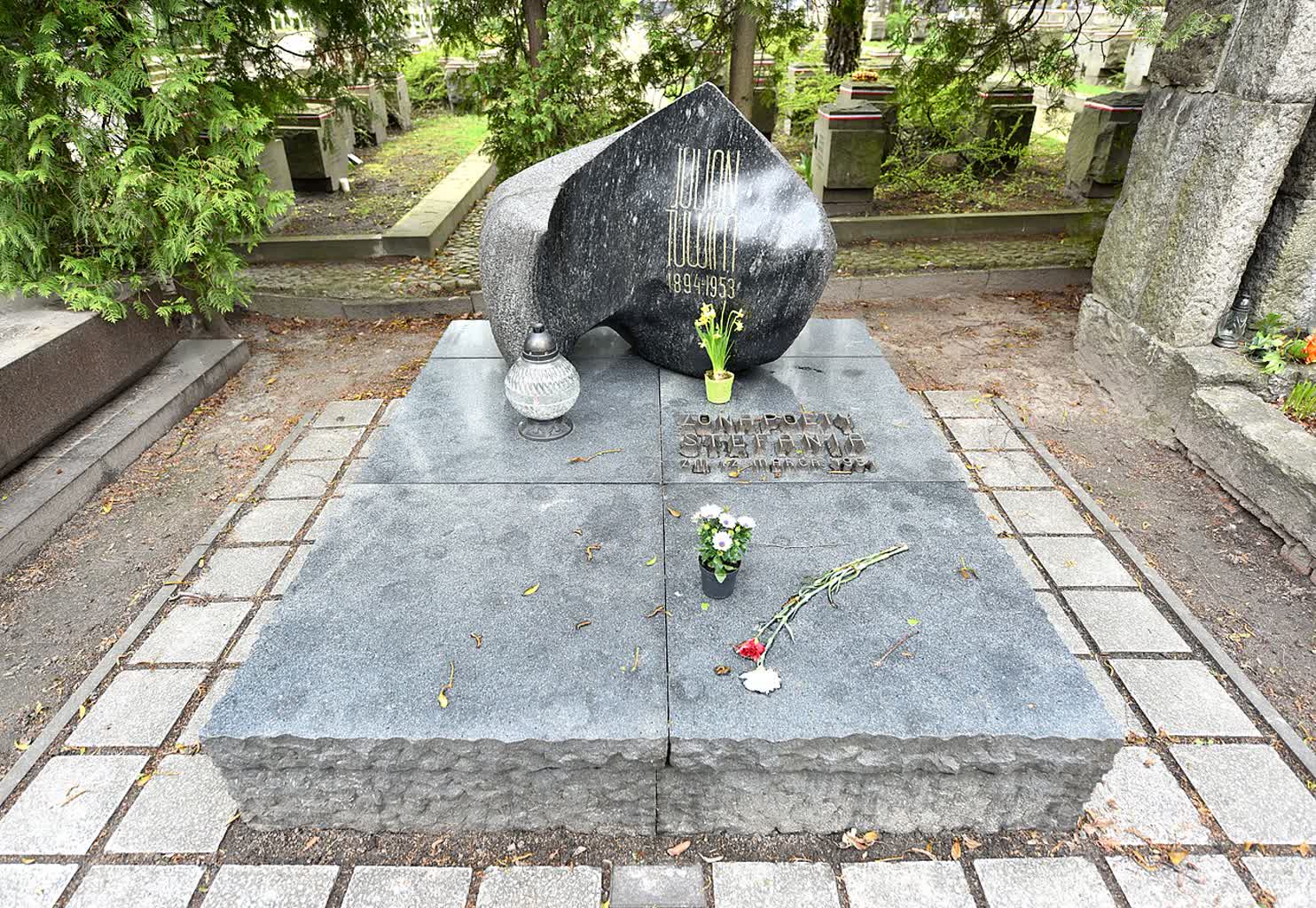 70 lat temu zmarł Julian Tuwim. Jak wyglądały ostatnie dni poety? 4 1280px-Grób_Juliana_Tuwima_Cmentarz_Wojskowy_na_Powązkach_2017.jpg