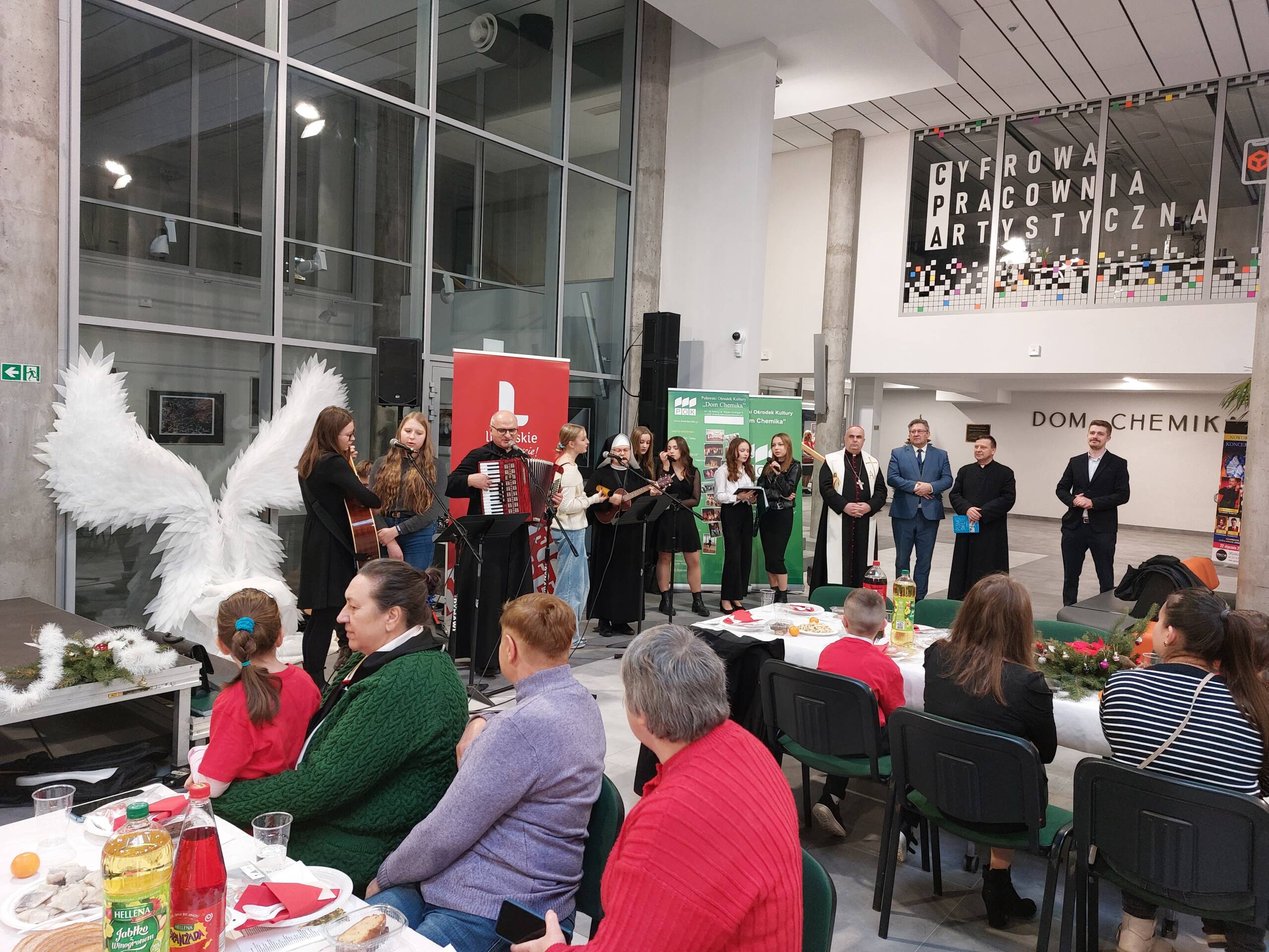 Samotni i potrzebujący zasiedli do wspólnego stołu w Puławach 3 20231223_100526.jpg