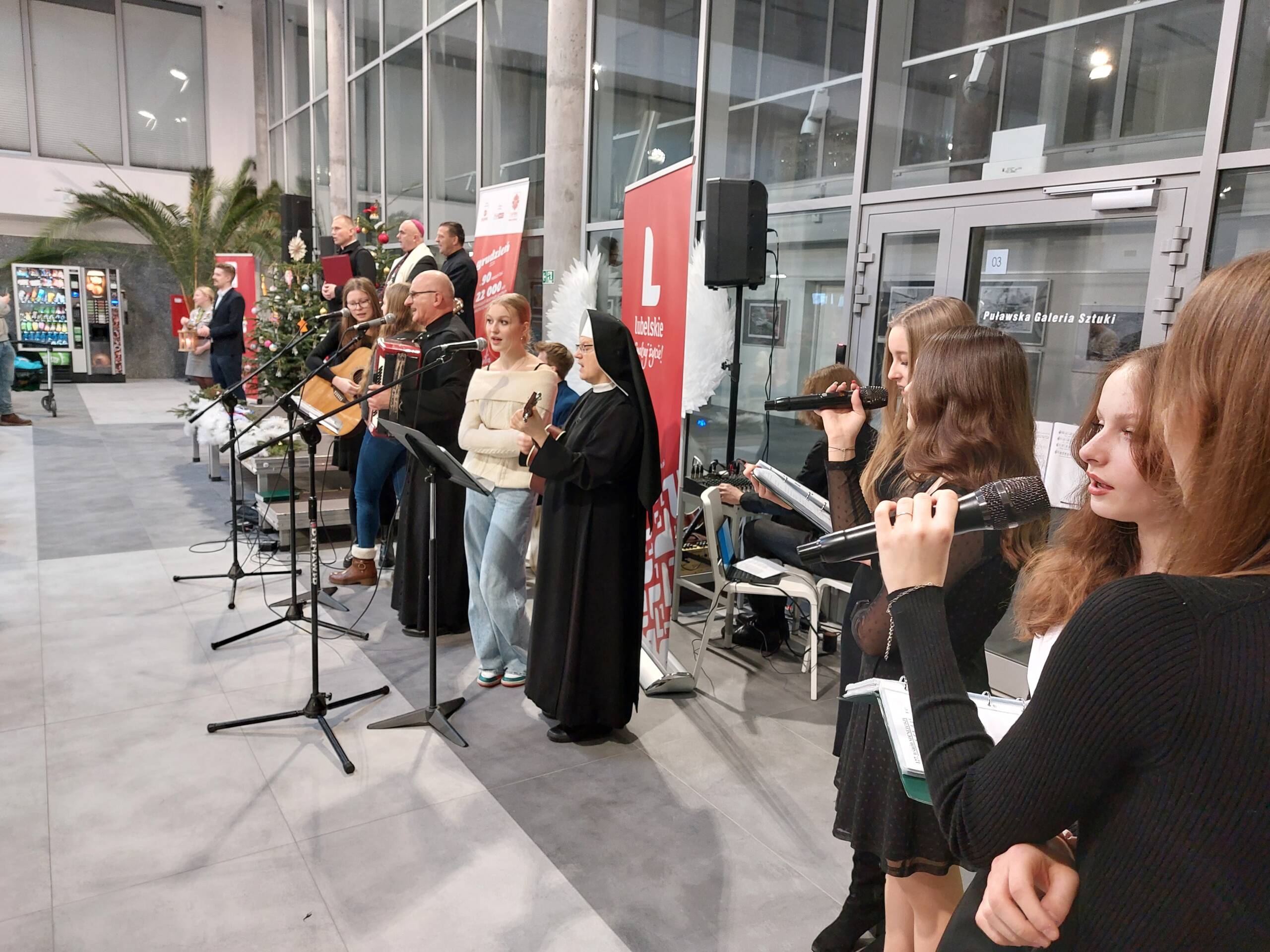 Samotni i potrzebujący zasiedli do wspólnego stołu w Puławach 2 20231223_101018.jpg