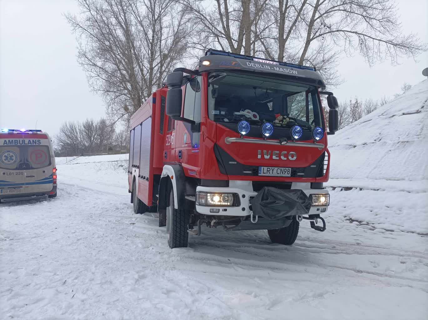 Strażacy wyłowili z Wisły 14-latka. Chłopiec zmarł w szpitalu 2 409486866_740410991446316_7374507690893102676_n.jpg