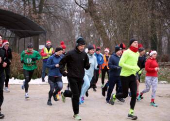 2022-12-03T09:06:23:20 ,  Fot. Piotr Michalski  2022.12.03. LUBLIN . PARKRUN EDYCJA MIKOLAJKOWA . OGROD SASKI . FOT. PIOTR MICHALSKI