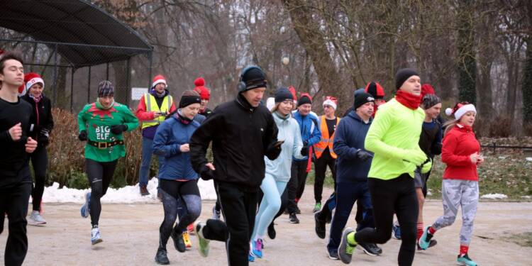 2022-12-03T09:06:23:20 ,  Fot. Piotr Michalski  2022.12.03. LUBLIN . PARKRUN EDYCJA MIKOLAJKOWA . OGROD SASKI . FOT. PIOTR MICHALSKI