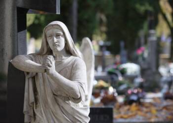 2023-10-29T11:38:55:20 ,  Fot. Piotr Michalski 
2023.10.29. LUBLIN . SPRZATANIE GROBOW NA CMENTARZ PRZY UL . UNICKA .
FOT. PIOTR MICHALSKI