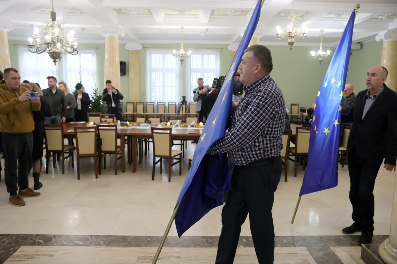 Wojewoda Komorski wyjaśnia, dlaczego krzyż zniknął z sali kolumnowej Urzędu Wojewódzkiego 2 pm_komorski-221223-013-2023-12-22-133246.jpg