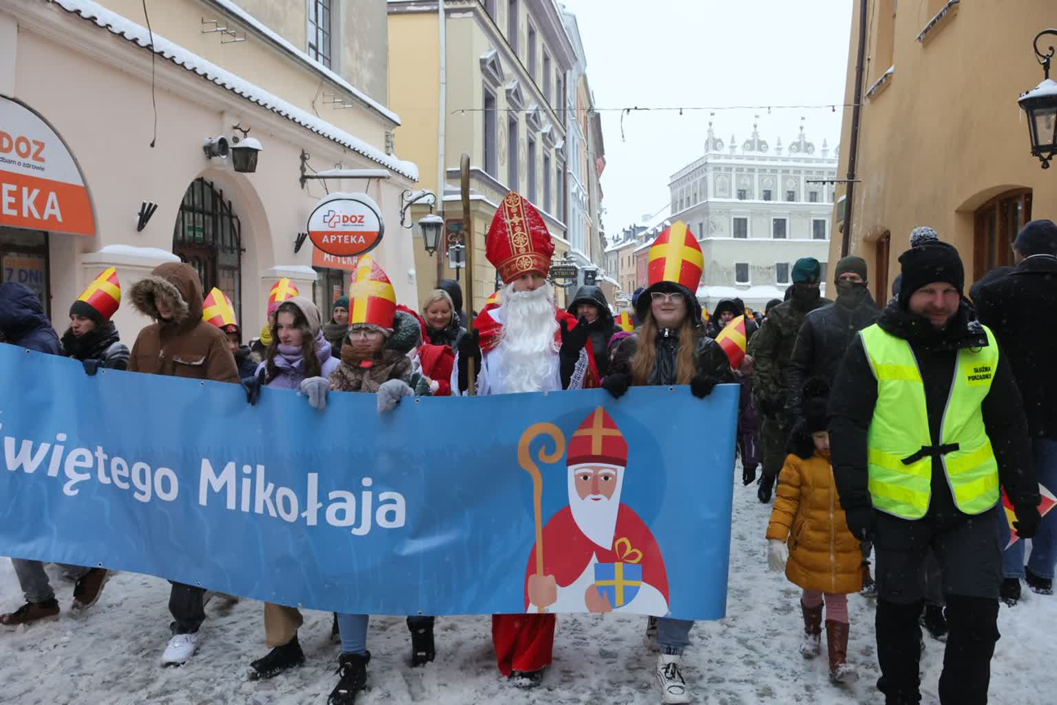 Św. Mikołaj odwiedzi podopiecznych w placówkach opiekuńczo-wychowawczych 3 pm_orszak-031223-021-2023-12-03-174042.jpg