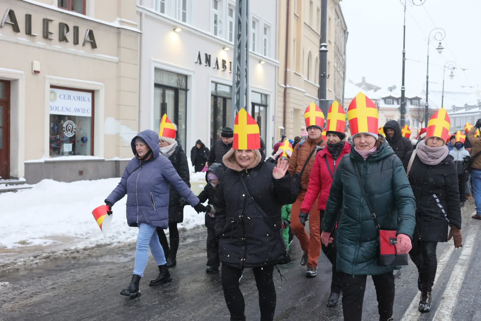 Św. Mikołaj odwiedzi podopiecznych w placówkach opiekuńczo-wychowawczych 2 pm_orszak-031223-031-2023-12-03-174008.jpg