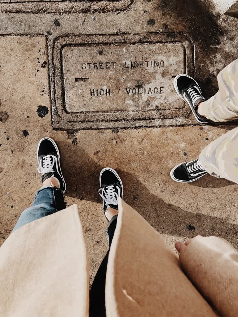 Komfortowa przechadzka – jakie ubrania wybrać na jesienny spacer? 2 Vans Authentic na jesieny spacer