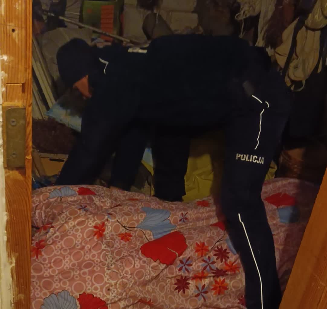 Spędziła na strychu 6 dni bez jedzenia i picia. Przetrwała dzięki... kołdrom 2 359-234153.jpg