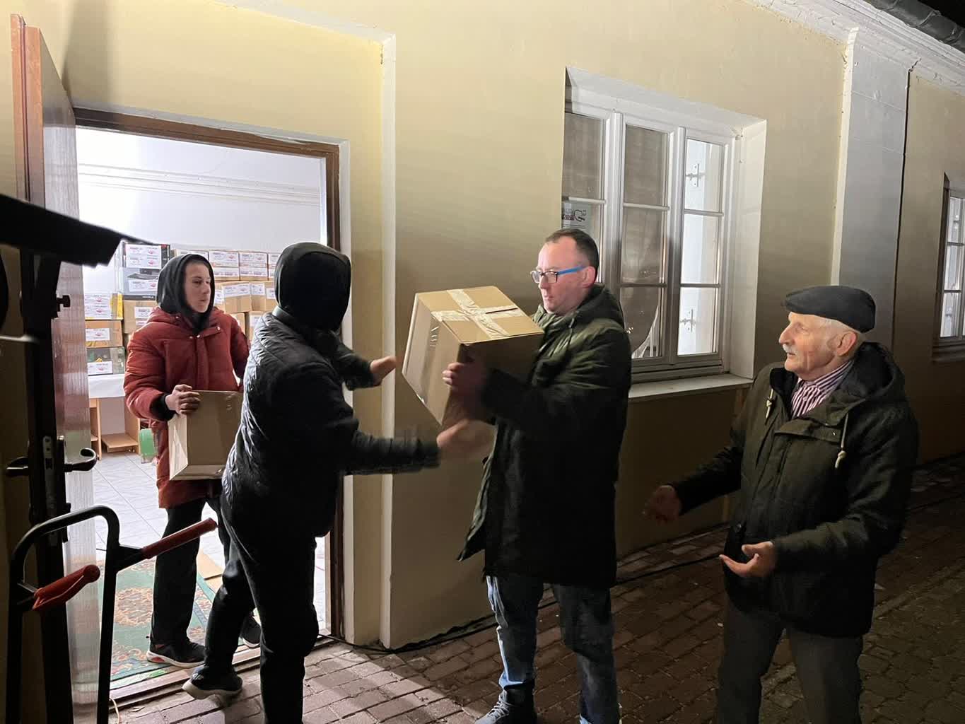 Świąteczno-noworoczne paczki dla rodaków ze Wschodu 2 415998678_747137560780122_2157566844349765611_n.jpg