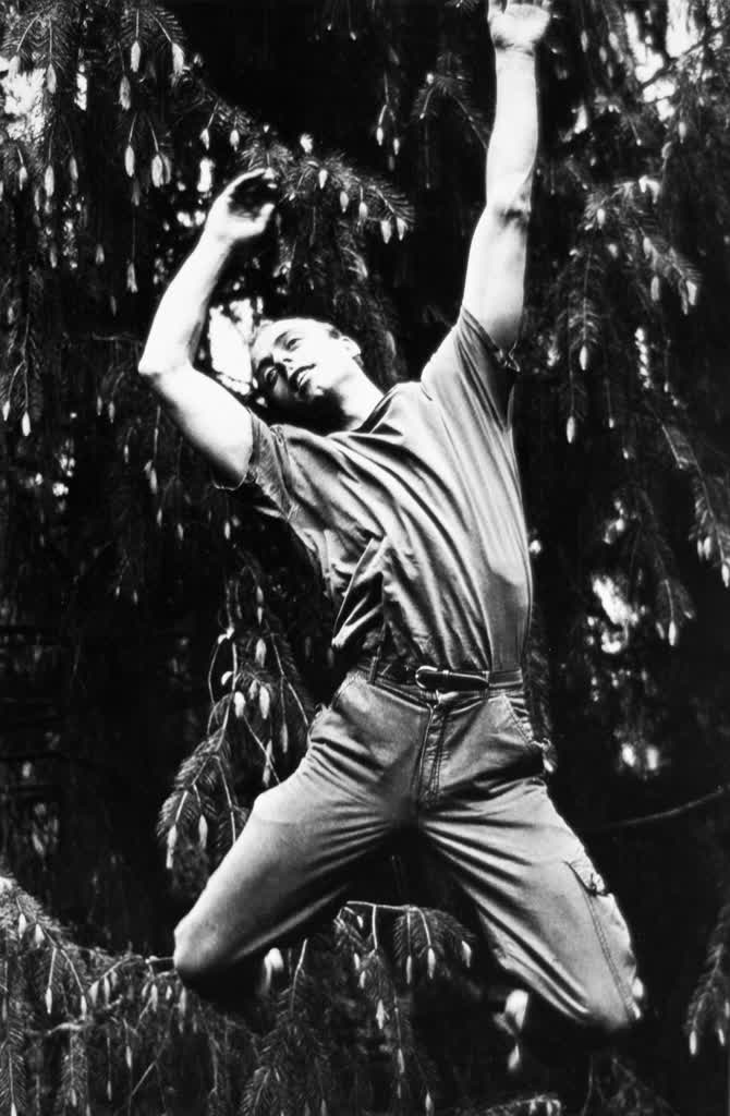 Albert van Nierop – tancerz 1987 Kew Gardens, Londyn.jpg