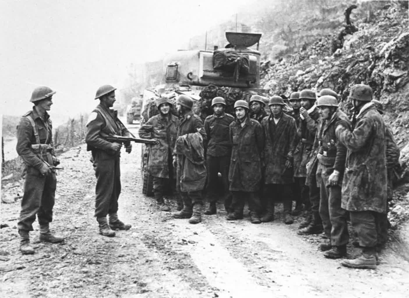 80 lat temu rozpoczęła się bitwa o Monte Cassino – największy bój żołnierzy generała Andersa 3 Bundesarchiv_Bild_146-1975-014-31,_Monte_Cassino,_deutsche_Kriegsgefangene.jpg