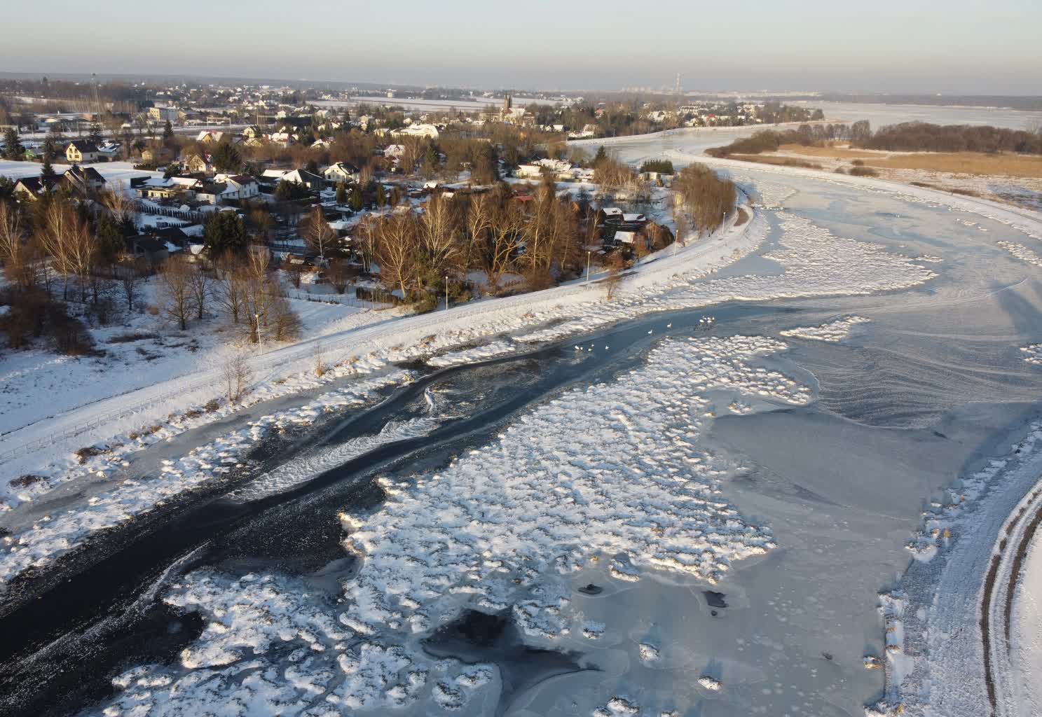 Wchodzenie na lód grozi nieszczęściem. Konsekwencje mogą być tragiczne 2 lód 6.jpg
