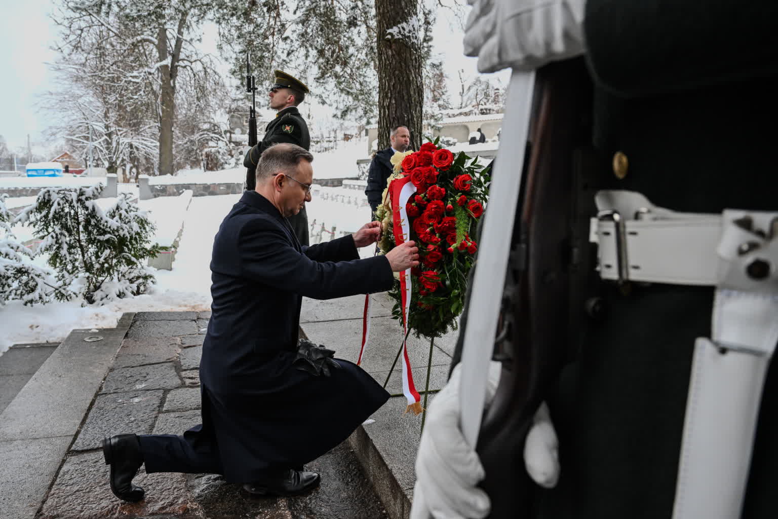 Prezydent w Wilnie: wspominając ofiarność przodków, napełniamy serca duchem ich odwagi 2 mid-24121086.jpg