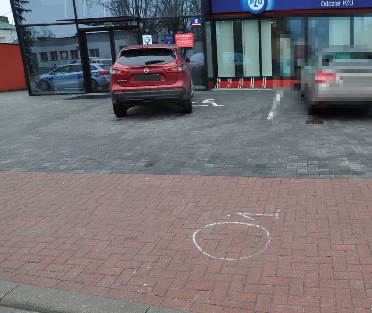 Cofając, wjechał w 84-latkę. Kobieta w szpitalu 2 343-236277.jpg