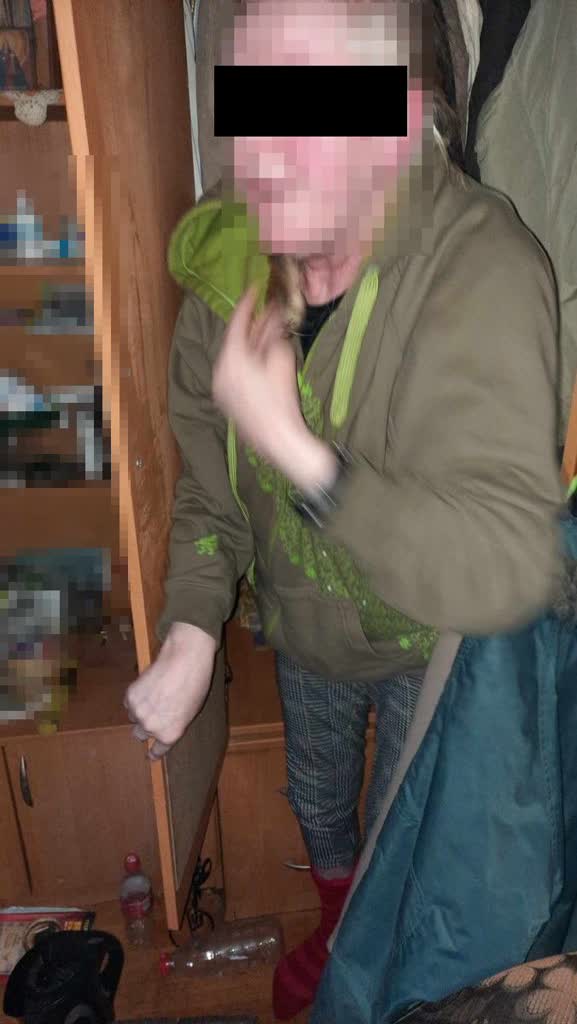 Szafa nie chroni przed odpowiedzialnością karną. Policjanci znaleźli ukrywających się sprawców 2 352-236010.jpg