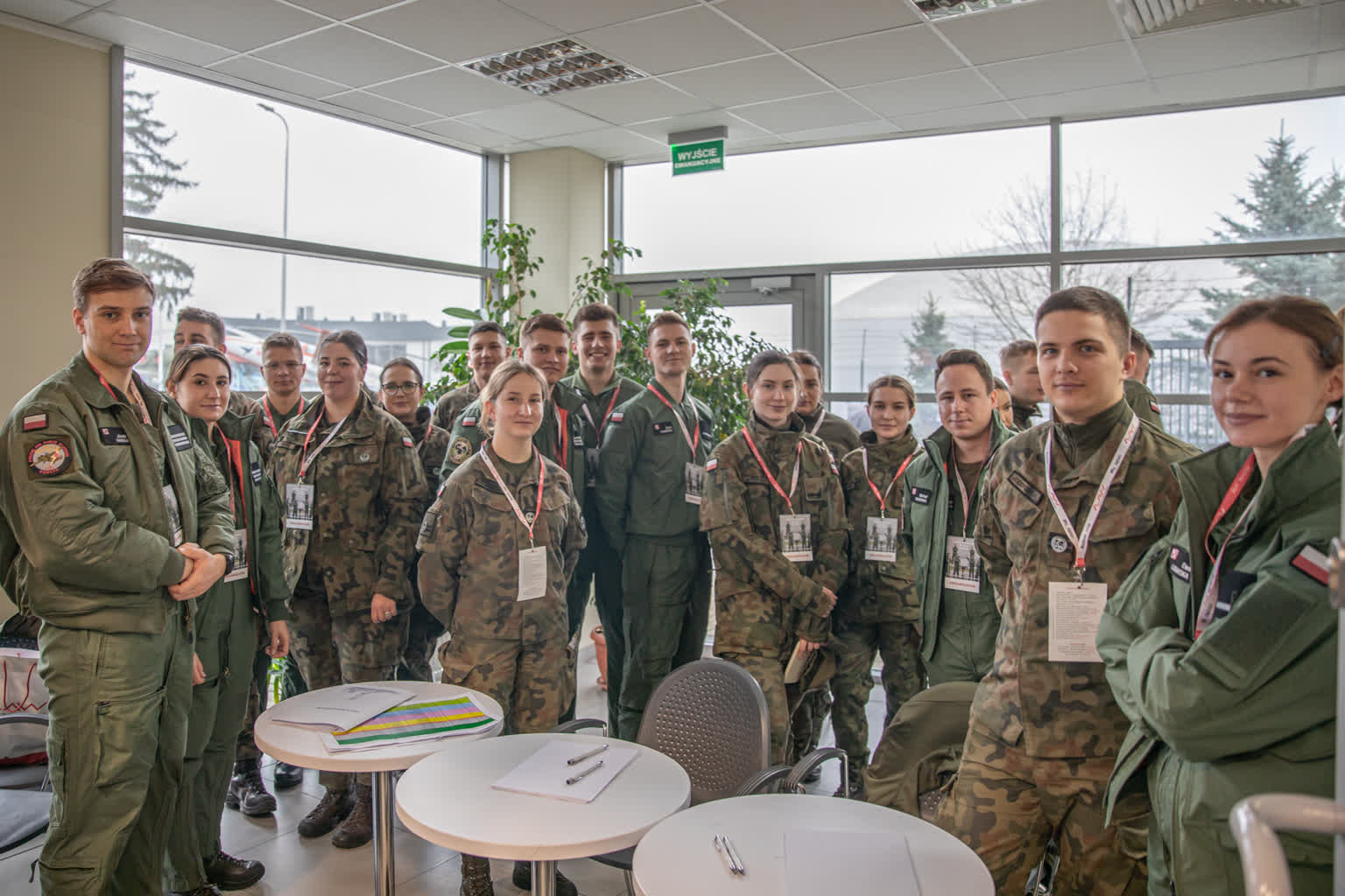 Chcą spełnić marzenia o lataniu. Duże zainteresowanie dniem otwartym Szkoły Orląt w Dęblinie 2 417539553_798988228925670_993318099725686778_n.jpg