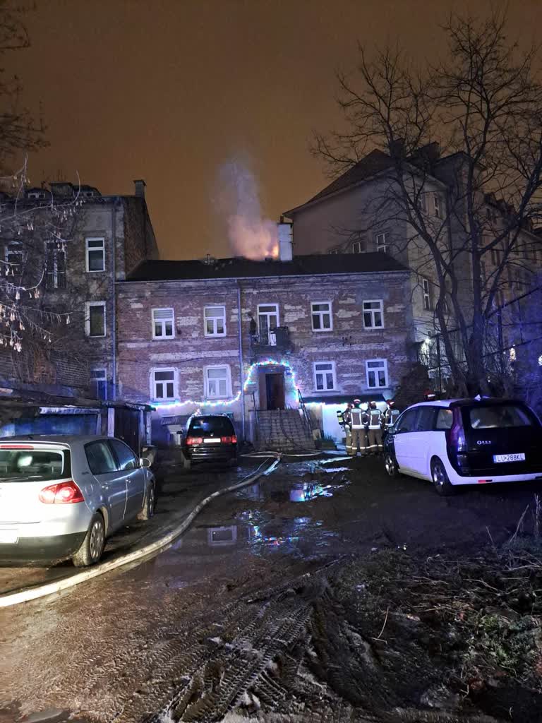 Pożar poddasza w kamienicy. Straty oszacowano na 60 tys. zł 2 420599221_401675545870555_2630687524164969179_n.jpg