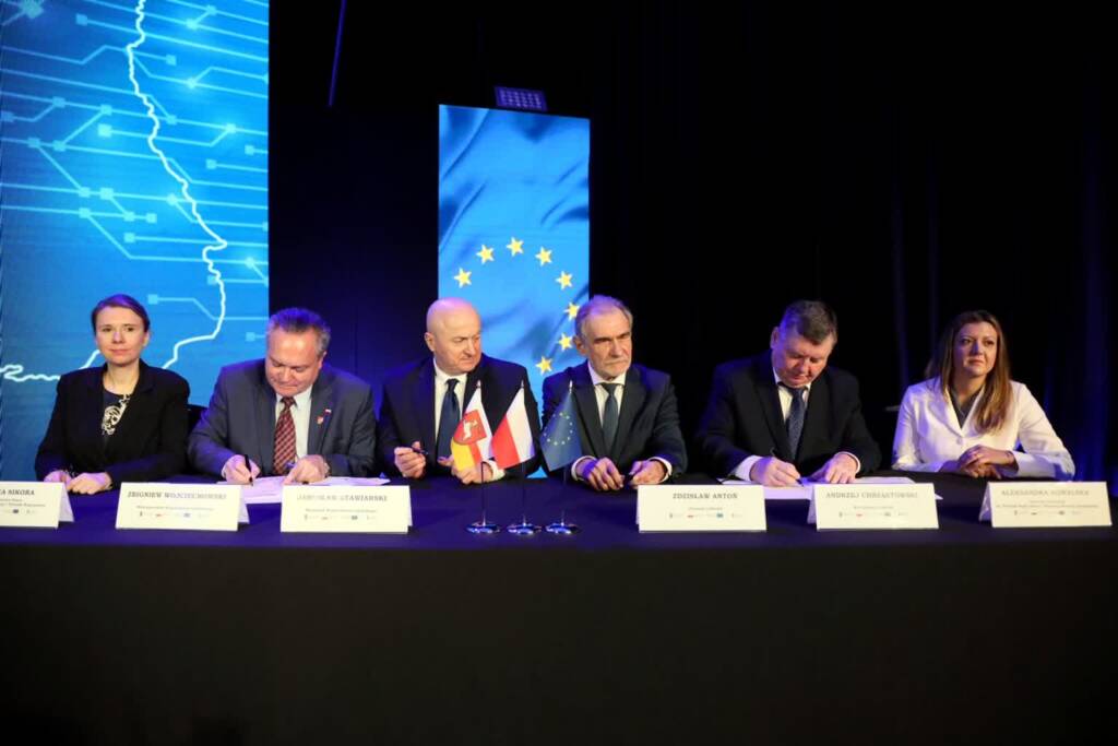 Wręczenie umów beneficjentom programu Fundusze Europejskie dla Lubelskiego 2021-2027 1 pm cyfrowelubelskie 200224 022 2024 02 20 193431