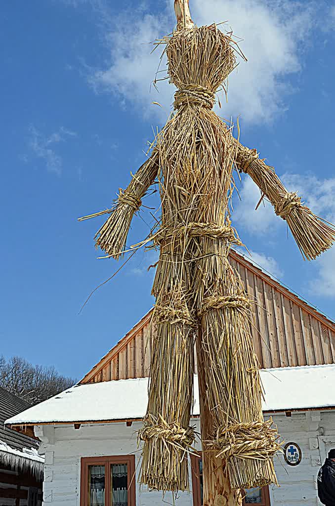 Bieganie z kołatkami, palenie Judasza. Tradycje ludowe w Wielki Czwartek 2 0809_Der_österliche_Judas-Brauch_(Figur_aus_Stroh).JPG