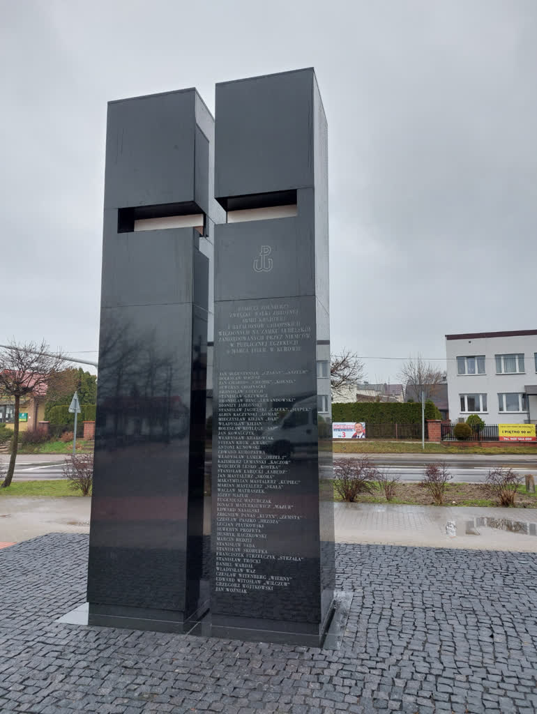 Kurów: pomnik upamiętnia ofiary publicznej egzekucji 2 2.jpg