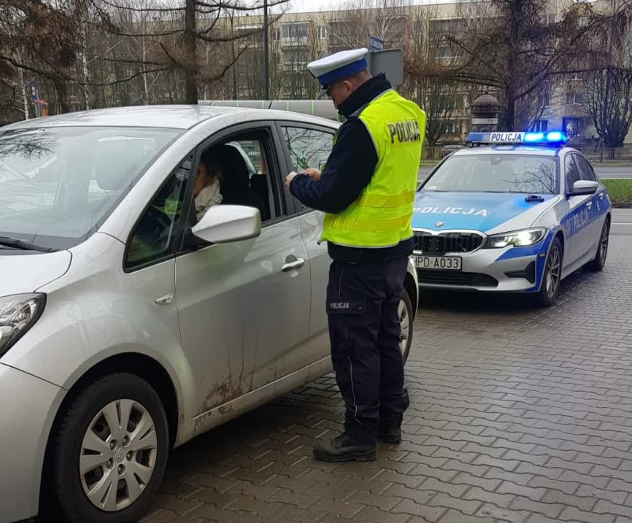 Korzystasz z telefonu w czasie jazdy? Dziś policja ma cię na oku 2 350-237809.jpg