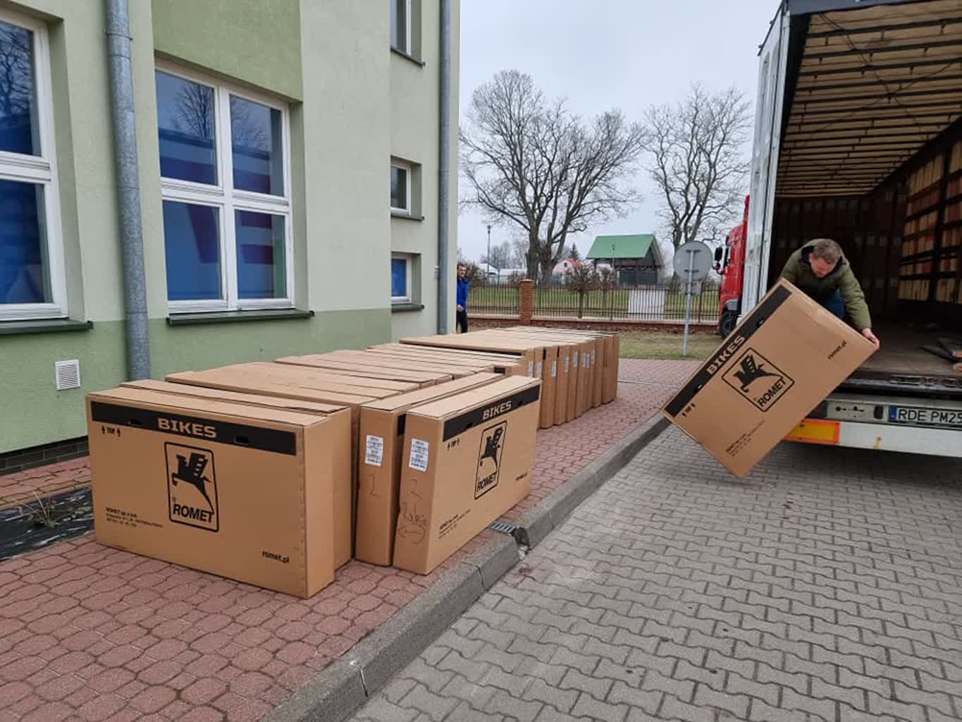 Mają odciągnąć od komputera. Nowe rowery dla uczniów 2 431439157_826037626230037_8365307399150930838_n.jpg