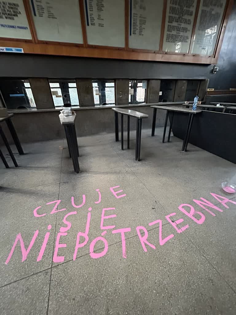Teksty, które poruszą każdego. Dawny puławski dworzec stał się manifestem młodzieży 3 434031078_7296199710416775_6903748442498299120_n.jpeg