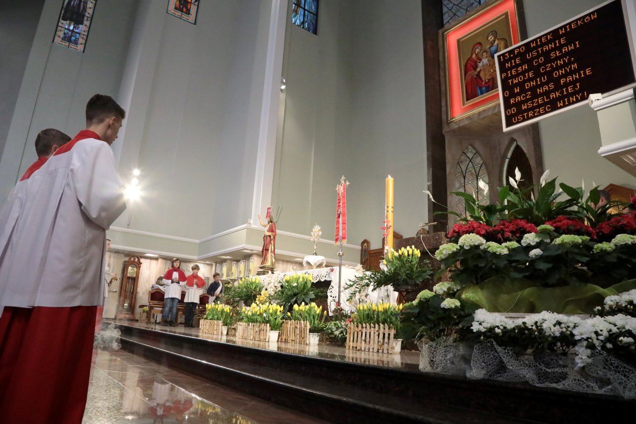 Katolicy świętują Niedzielę Zmartwychwstania Pańskiego. Dziś Wielkanoc 2 pm_REZUREKCJA-090423-004.jpg
