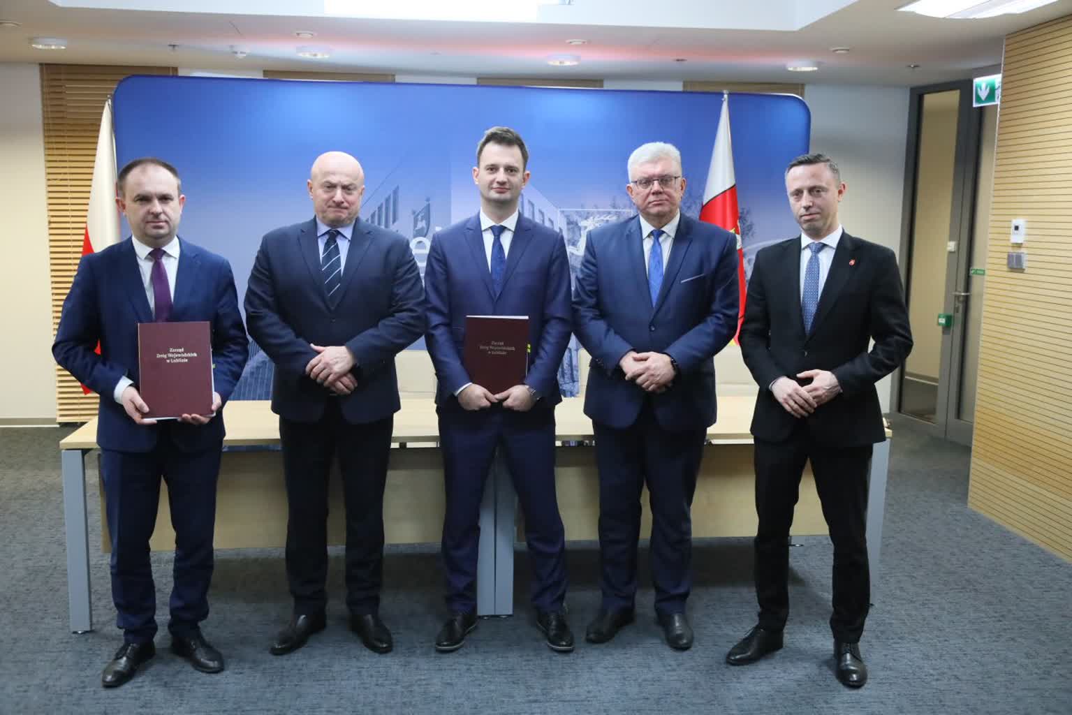 Miliony złotych na lokalne drogi. Kolejne umowy podpisane 2 pm_UMOWA-060324-001.jpg