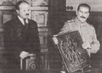 stalin presenting coat of arms of poland 15 th november 1944 2024 03 19 073743