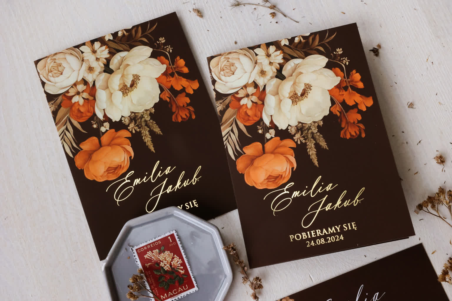 Oryginalne zaproszenia ślubne - Jak zaskoczyć swoich gości? 3 Złocone Zaproszenie ślubne. Producent - Amelia-Wedding.pl