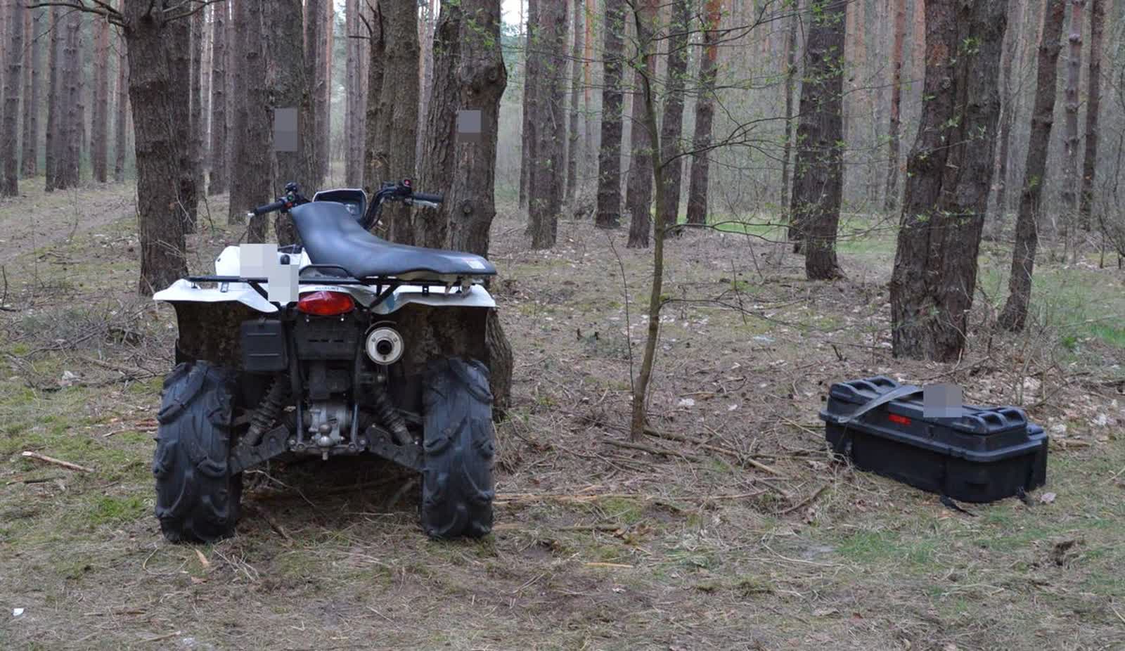 Nietrzeźwy kierowca quada uderzył w drzewo. Trafił do szpitala 2 344-239158.jpg