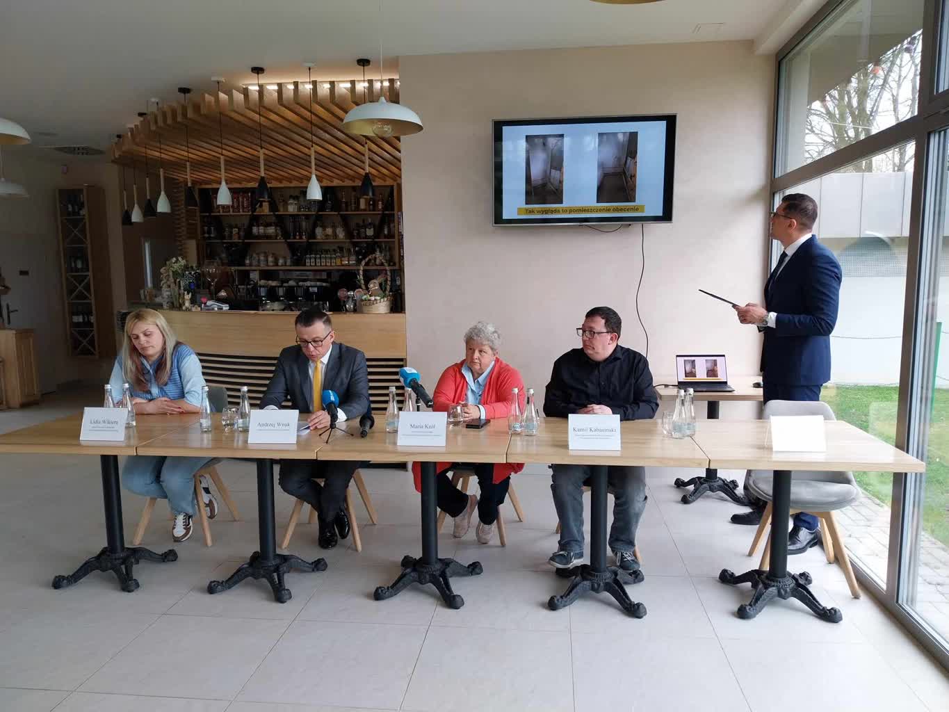 Uszyją gadżety z banerów wyborczych i je sprzedadzą. Dochód trafi do schroniska 1 434138076_2151473948531733_1697775962240861569_n.jpg