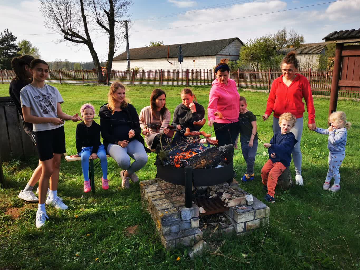 Sprzątanie i integracja. W tej gminie śmieci nie mają szans 3 437562681_407826345215282_2941507670188760975_n.jpg