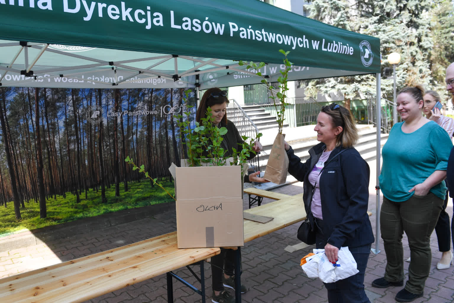 Sadzonki przyciągnęły mnóstwo chętnych. Akcja #sadziMY w Lublinie 3 KRA_6060.jpg