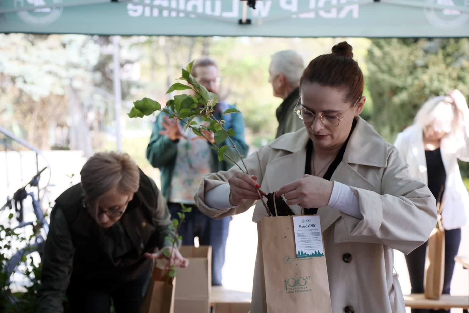Sadzonki przyciągnęły mnóstwo chętnych. Akcja #sadziMY w Lublinie 5 pm_SADZONKI-120424-002.jpg