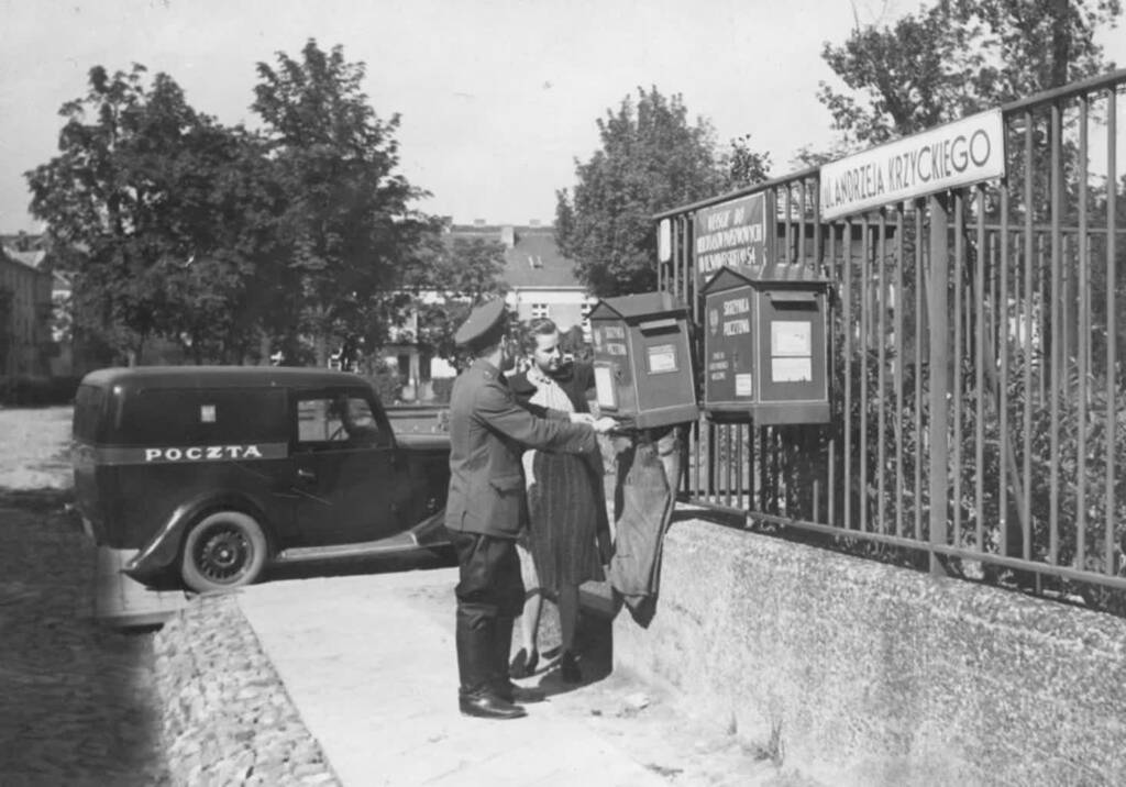 pracownicy poczty oprozniaja krzynke pocztowa na jednej z warszawskich ulic. lata 30. xx wieku domena publiczna. 1024x716 2024 04 25 101723